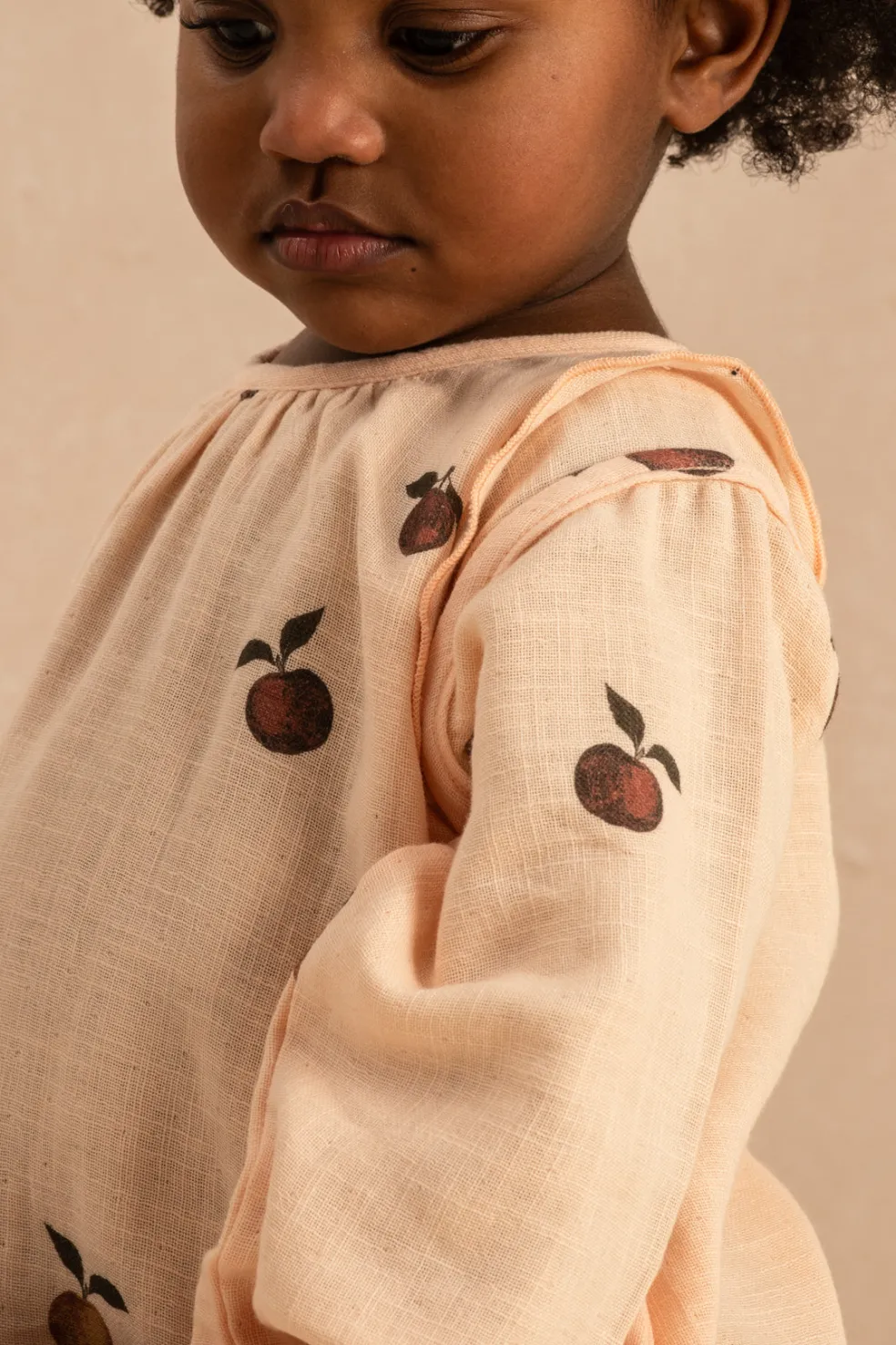 barboteuse_esme_rose_pomm_3.webp Barboteuse Esmée Rose Pommes - Studio Bohème