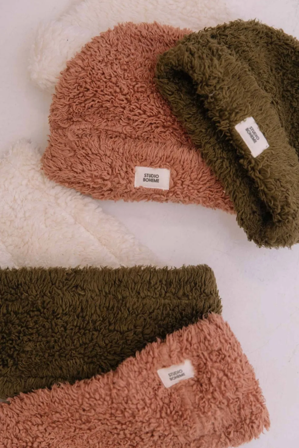 bonnet_mouton_kaki__studi_3.webp Bonnet Mouton Kaki - Studio Bohème