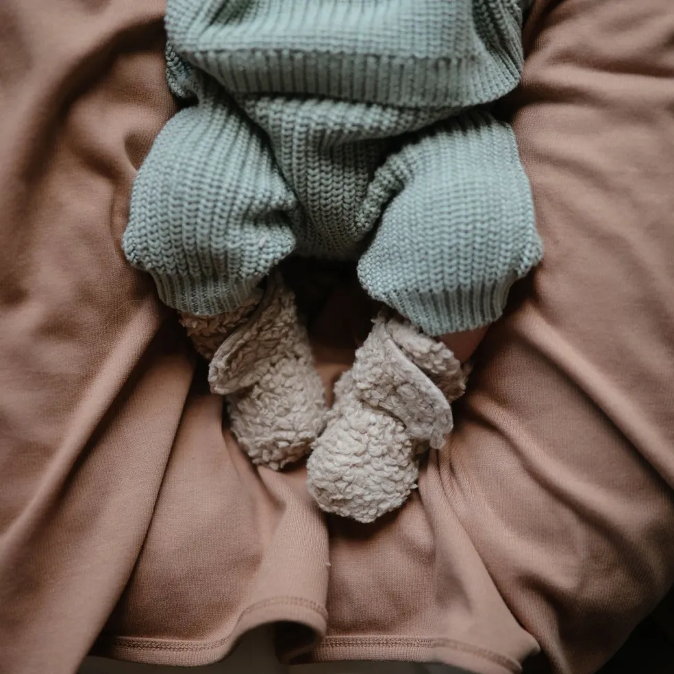 chaussons_bb_sherpa_beige_3.webp chaussons Bébé Sherpa Beige - Mushie