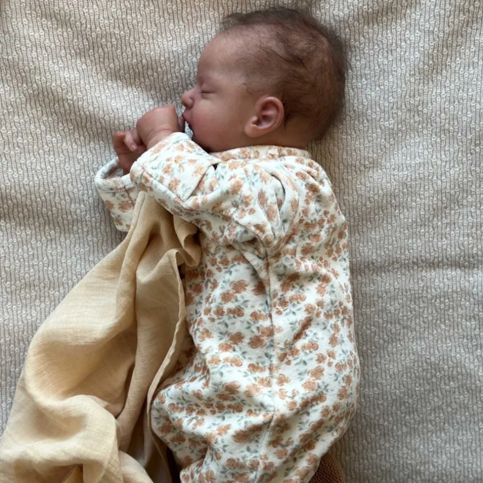 combinaison_bb_day_et_nig_1.webp Combinaison Bébé Day et Night Velours Californian Poppy - Bonjour Little