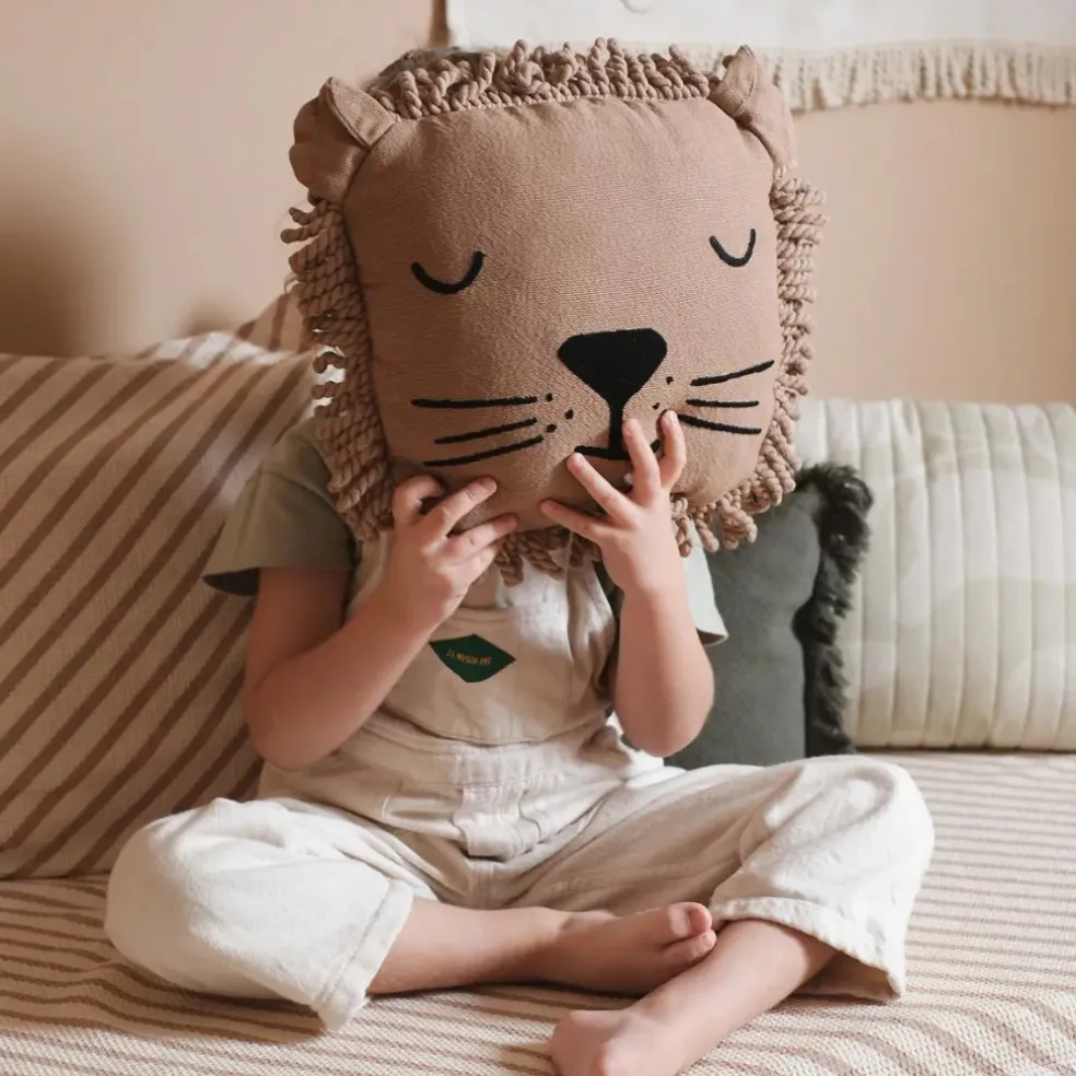 coussin_brod_lion_sesame__0.webp Coussin Brodé Lion Sesame - Nobodinoz