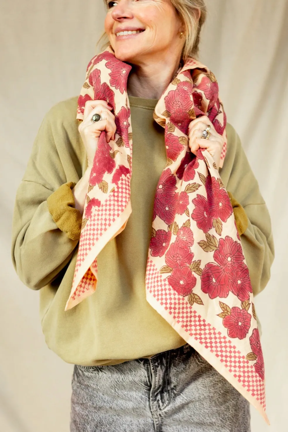 foulard_latika_bloom_maca_1.webp Foulard Latika Bloom Macadamia - Apaches Collections