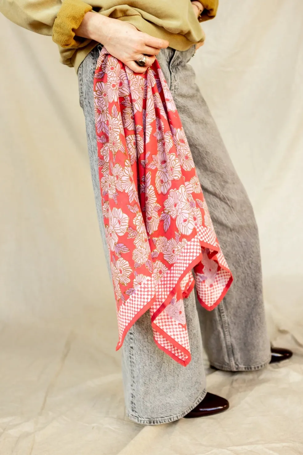 foulard_latika_bloom_mage_2.webp Foulard Latika Bloom Magenta - Apaches Collections