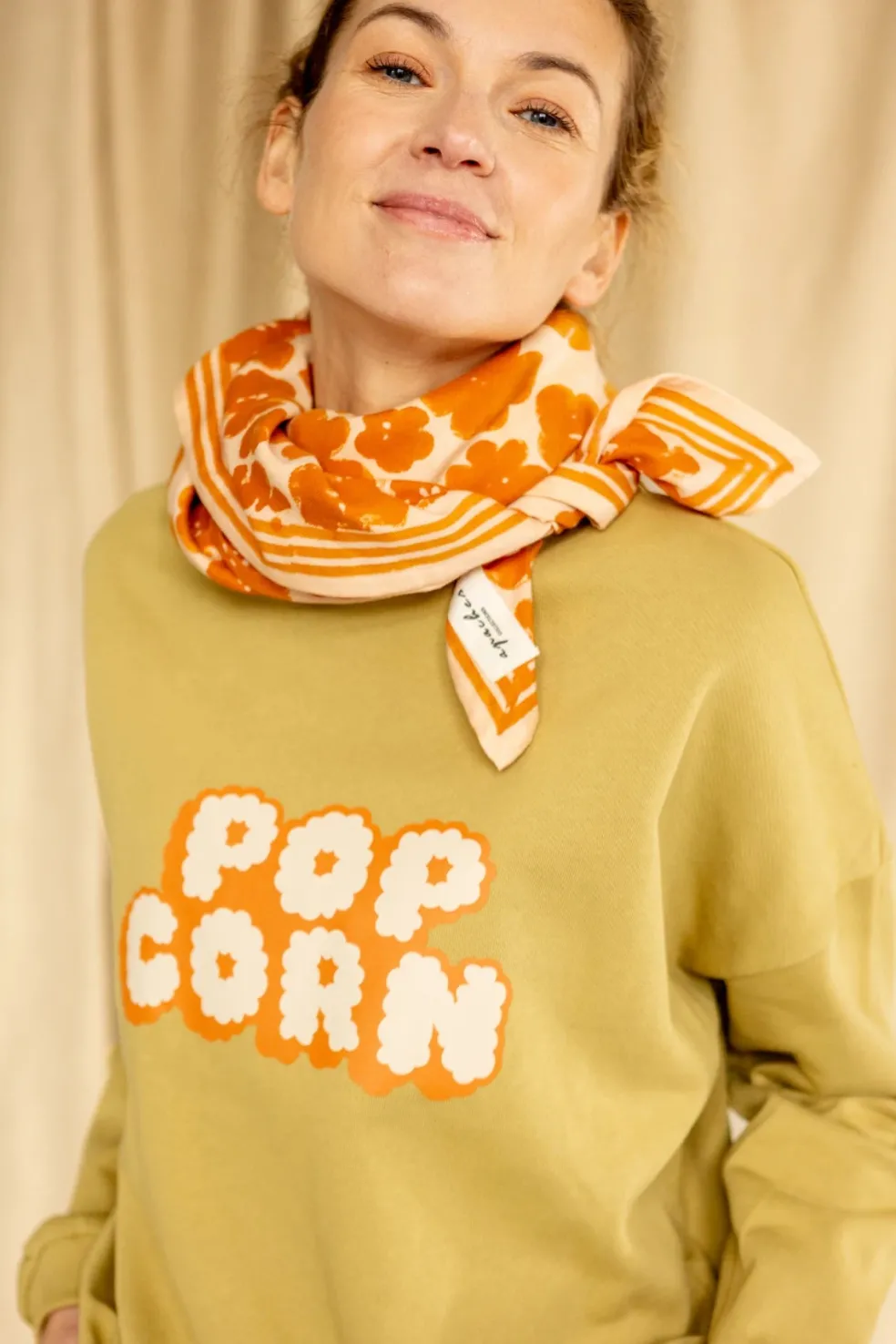 foulard_latika_flora_bold_1-1.webp Foulard Latika Flora Bold Orange - Apaches Collections