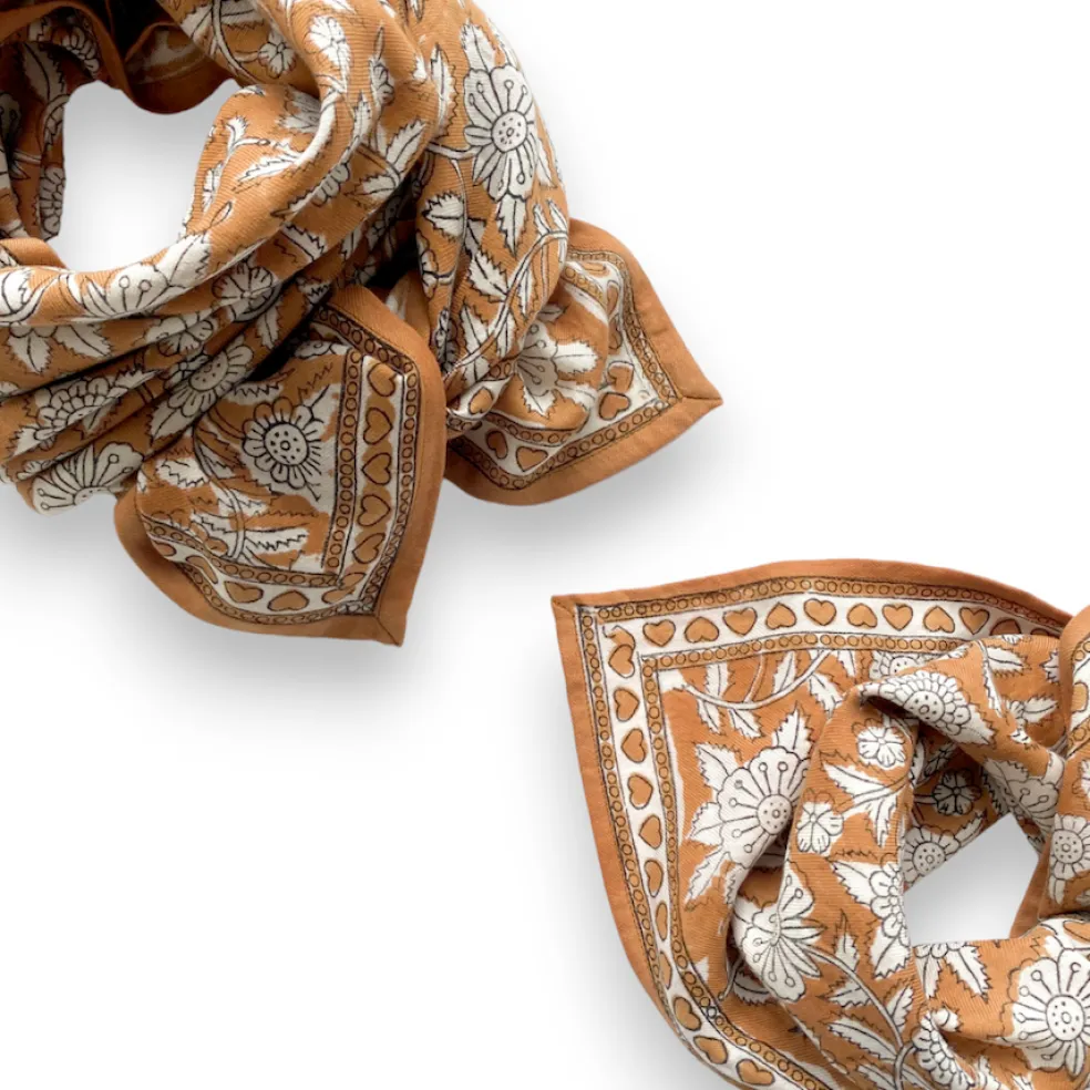 foulard_manika_coeurs_cht_3.webp Foulard Manika Coeurs Châtaigne - Apaches Collections