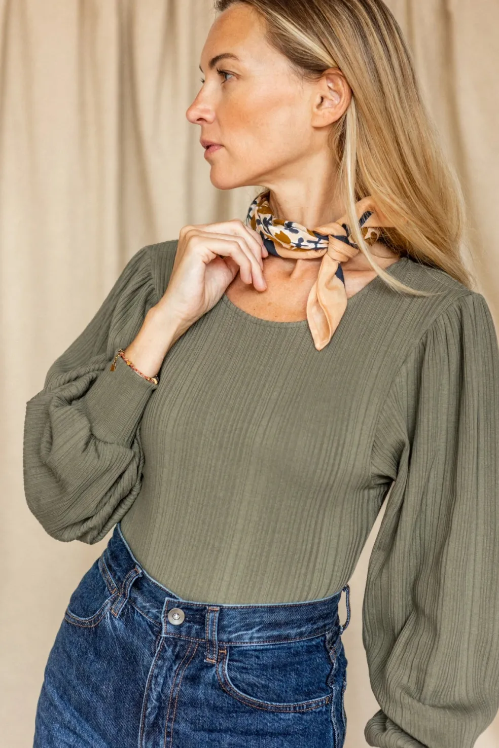 foulard_manika_tulipe_mac_1.webp Foulard Manika Tulipe Macadamia - Apaches Collections