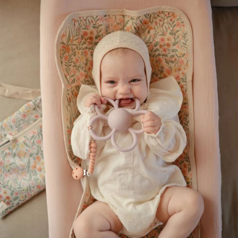 hochet_fleur_lila__mushie_1.webp Hochet Fleur Lila - Mushie