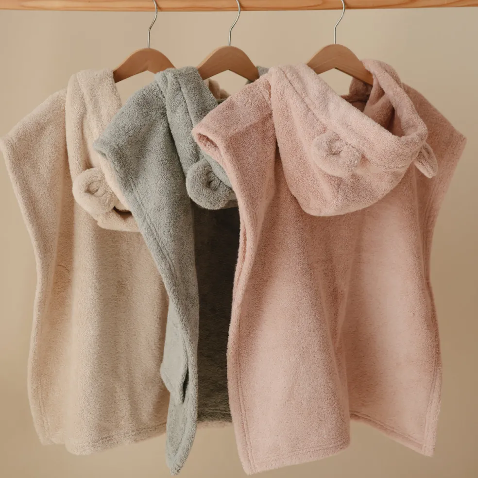 poncho_ourson_rose__mushi_2.webp Poncho Ourson Rose - Mushie