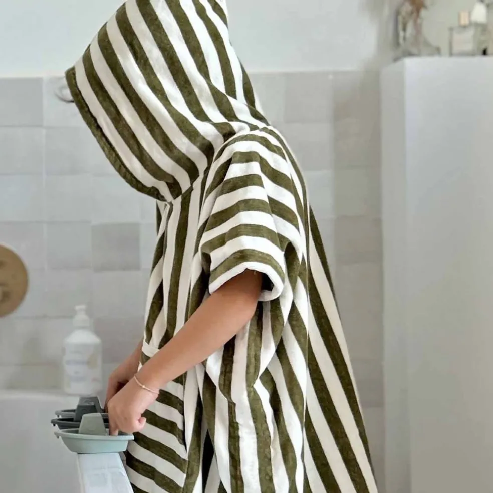 poncho_suzon_ray_kaki__ro_2.webp Poncho Suzon Rayé Kaki - Rose In April