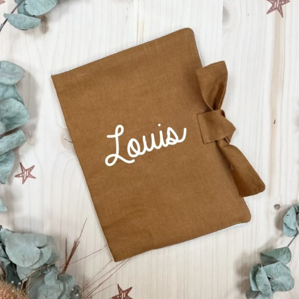 protge_carnet_de_sant_per_1-2.webp Protège Carnet de Santé Personnalisable Lin Camel - Oh la la Paris