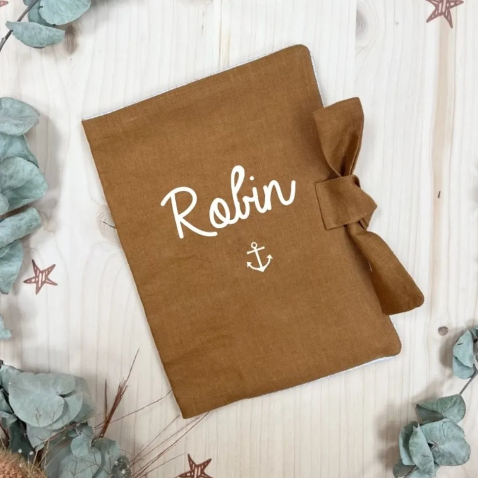 protge_carnet_de_sant_per_2-2.webp Protège Carnet de Santé Personnalisable Lin Camel - Oh la la Paris