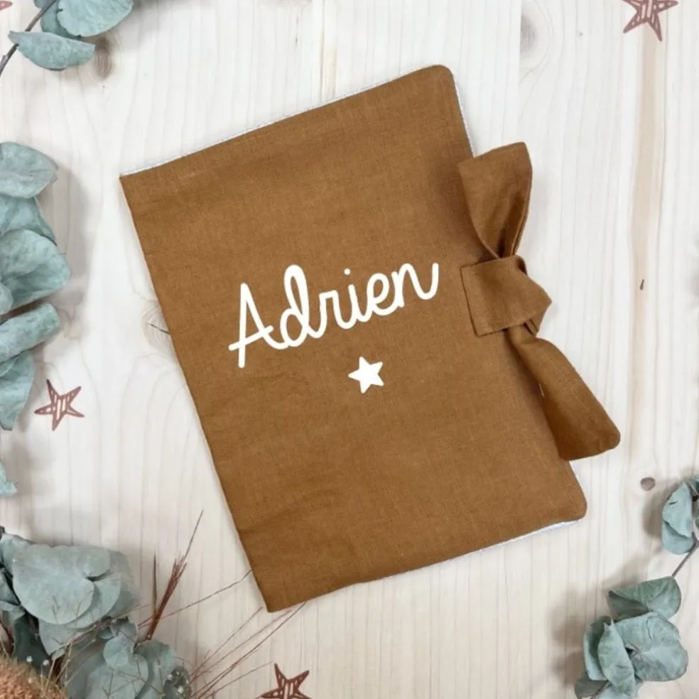 protge_carnet_de_sant_per_4-2.webp Protège Carnet de Santé Personnalisable Lin Camel - Oh la la Paris